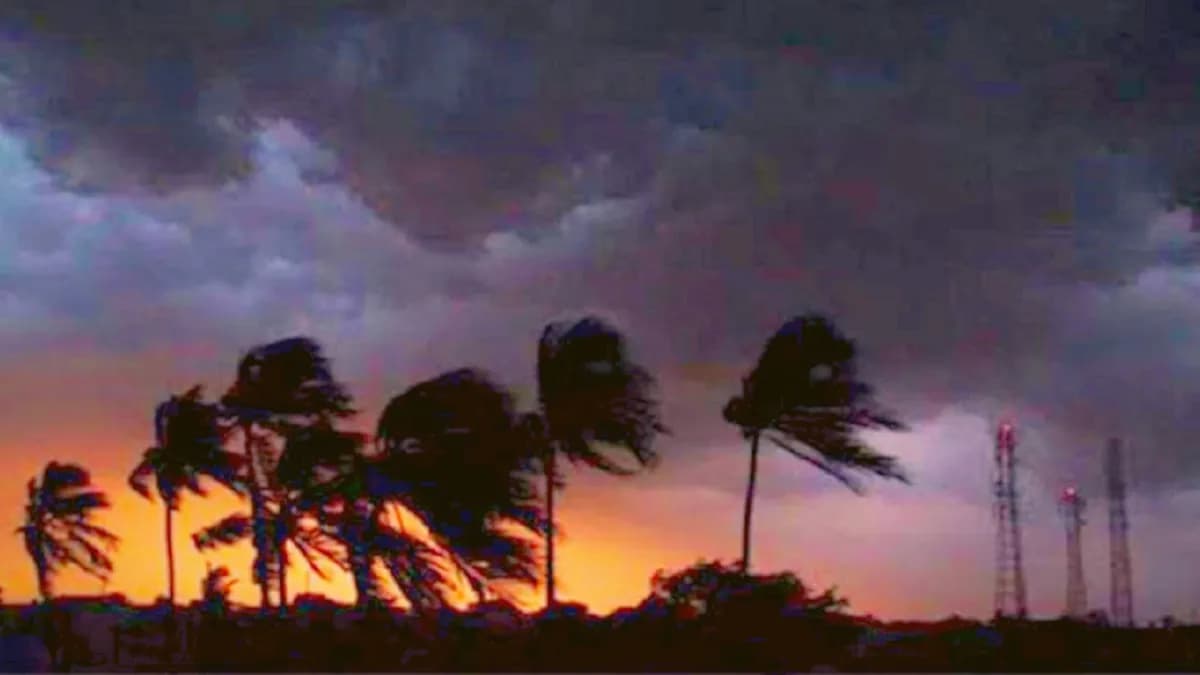 ১৬ জেলায় শক্তিশালী কালবৈশাখীর তাণ্ডবের শঙ্কা: ধেয়ে আসছে তীব্র বজ্রঝড় ও শিলাবৃষ্টি